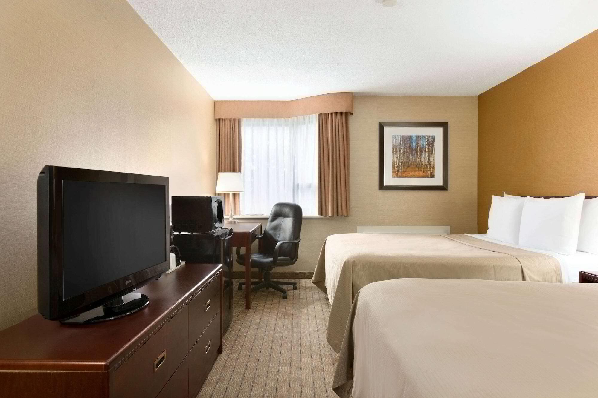 Travelodge By Wyndham Toronto East Exterior photo