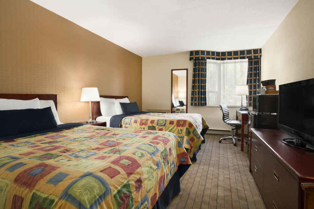 Travelodge By Wyndham Toronto East Exterior photo